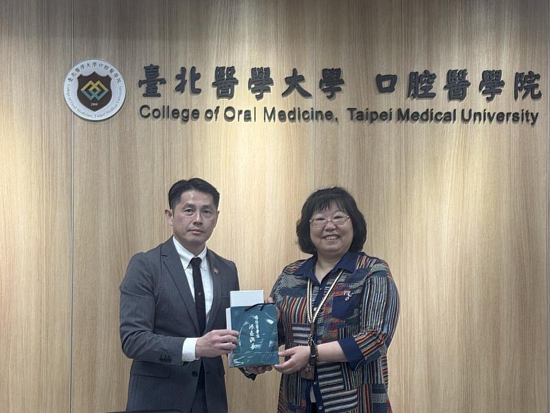 國防醫學院學務長致贈本校紀念品，感謝臺北醫學大學學務處分享該校推動多元職涯活動寶貴經驗(國防醫學院提供)。