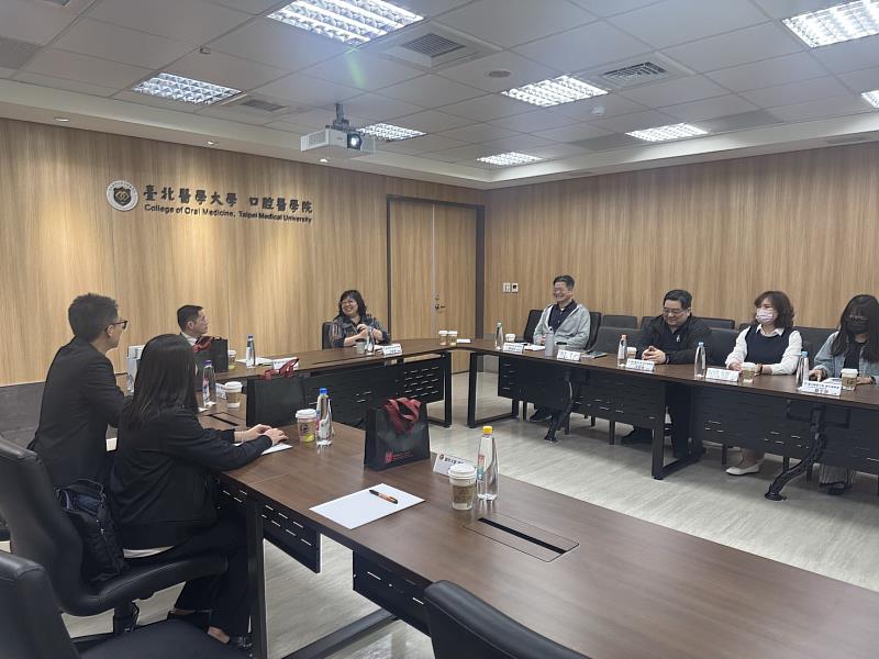 國防醫學院學務處與臺北醫學大學學務處就職涯諮詢服務、校園徵才活動、校友資源連結及職涯資料庫建置等多個面向，進行深入探討與分享(國防醫學院提供)。