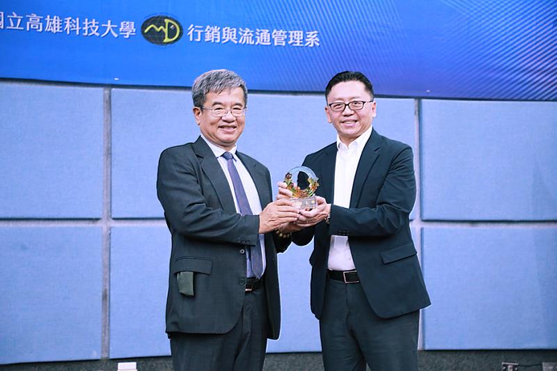 鮮少對外演說的和泰汽車蘇純興總經理(圖右) 5月14日將大學演講初登場獻給國立高雄科技大學。高科大校長楊慶煜(圖左)親自接待。楊慶煜致詞時表示，和泰汽車在台灣汽車市場立下其他品牌難以超越的標竿，是經營管理、行銷流通領域的重要典範，值得校內師生借鏡學習。