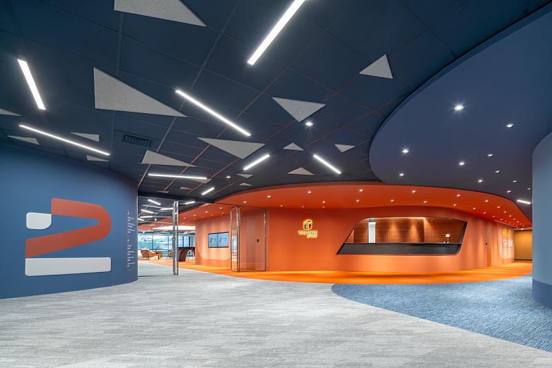 TAI-ONE SPACE智能共享辦公室位於世貿1館2樓，擁有超過1,200坪單樓層空間，包含私人辦公室、專屬與自由辦公桌、會議室、共享餐吧等，是少見規模與資源兼具的共享辦公室。(貿協提供)