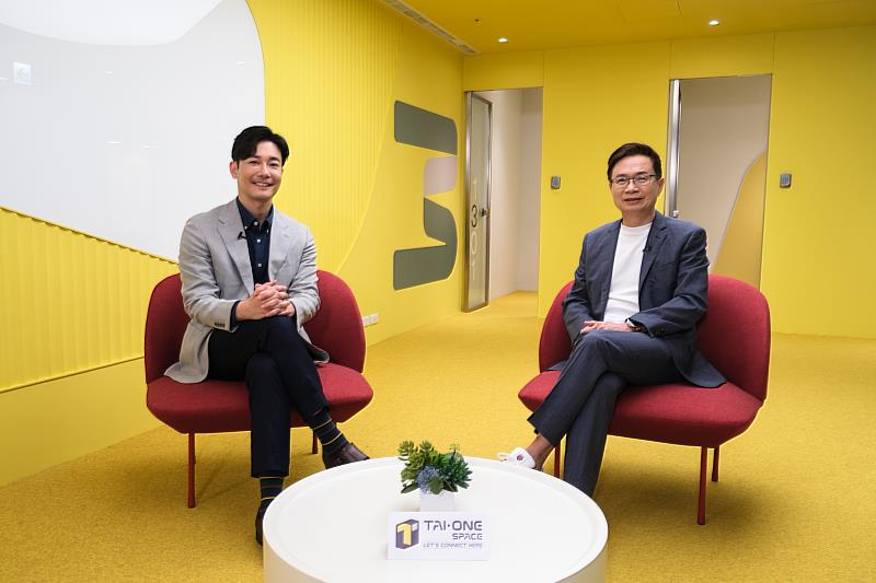 TAI-ONE SPACE智能共享辦公室品牌正式發表，由主持人劉傑中（左）訪問外貿協會董事長黃志芳（右），分享 TAI-ONE SPACE 的品牌理念。(貿協提供)