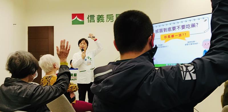 信義房屋與大樹藥局合作，舉辦用藥健康講座，社區居民互動踴躍。