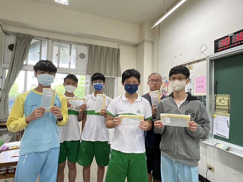勇媽市長贈送國中教育會考加油小物 給考生A++的加油