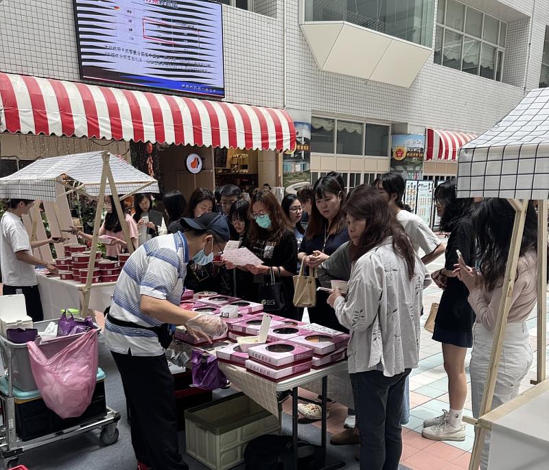 艾媽咪手作甜點為校內人員帶來豐富餐點，現場人潮絡繹不絕(國防醫學院提供)。