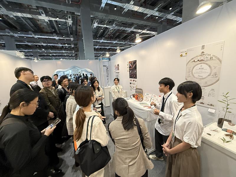 高科大工設系每年積極參與「新一代設計展」設計盛會，不僅展示學生們學習成果，更能與優秀設計人才切磋交流。