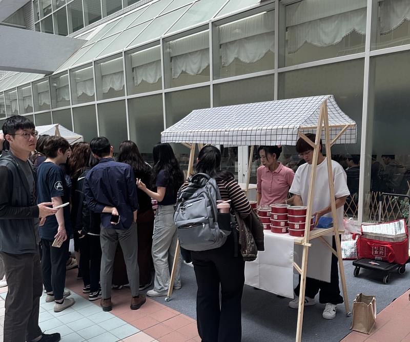 由知名品牌紅豆食府為本校師生帶來豐富的餐點(國防醫學院提供)