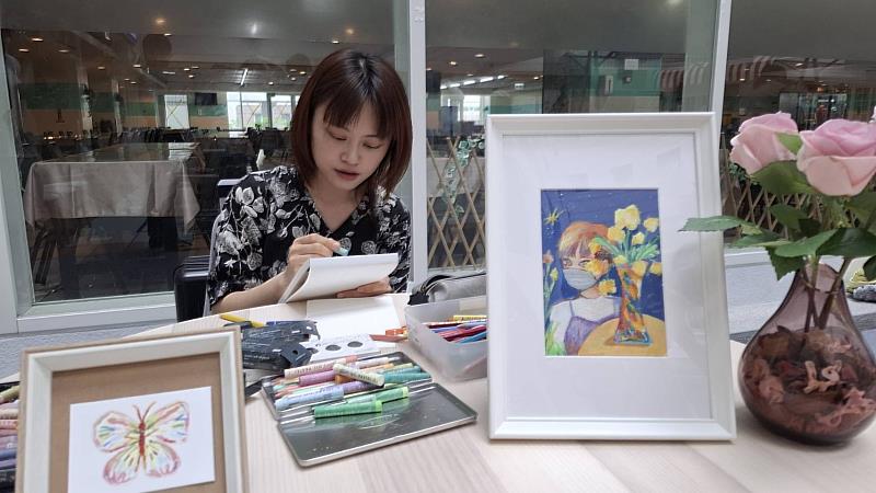 本校《藝聚中庭・豐富校園生活》商場活動暨J1插畫特展，邀請知名插畫家 J1 舉辦個人插畫展(國防醫學院提供)。