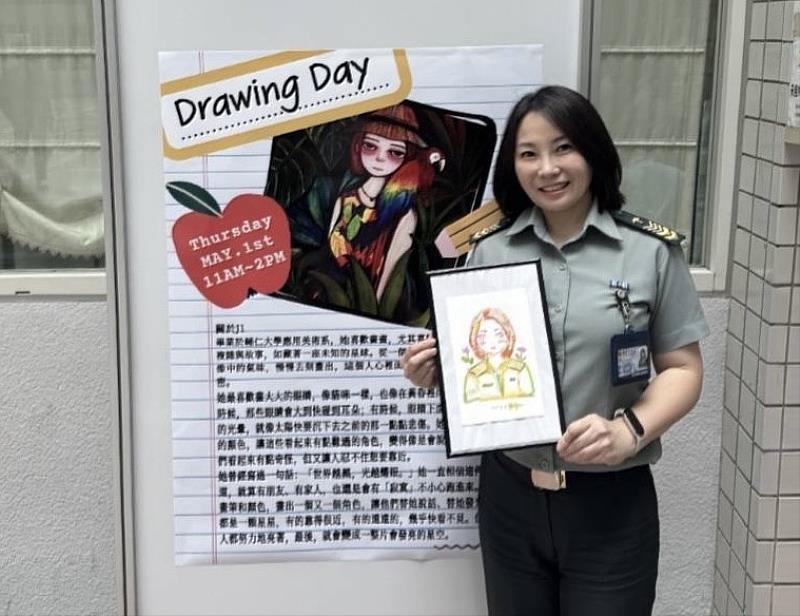 本校行政同仁聽聞本次插畫特展，便首先報名參加，由插畫家J1為這位同仁繪製美麗的似顏繪，留下難忘回憶(國防醫學院提供)。