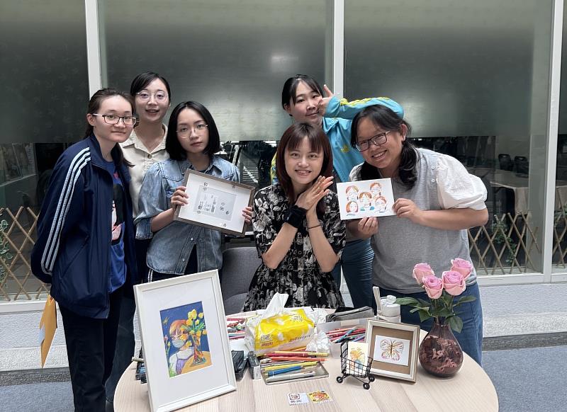 J1為本校研究生繪製似顏繪畫像，每位研究生開心地與畫家合影(國防醫學院提供)。