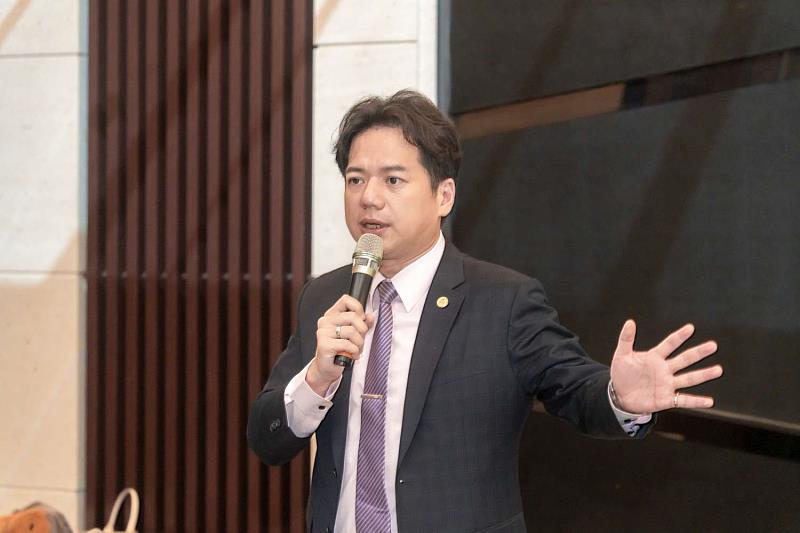 竹市代理市長邱臣遠攜市政團隊，向多位社區民眾報告關埔地區市政建設的最新進度