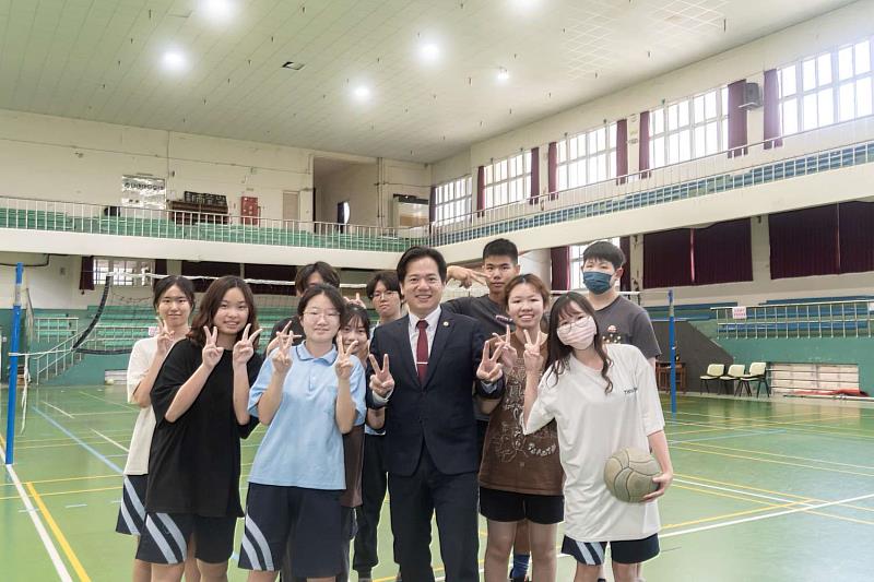 國中教育會考前夕，邱臣遠代理市長前往新竹高商視察考場。
