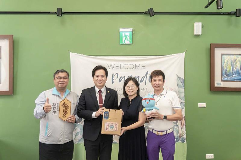 國中教育會考前夕，邱臣遠代理市長前往新竹高商視察考場。