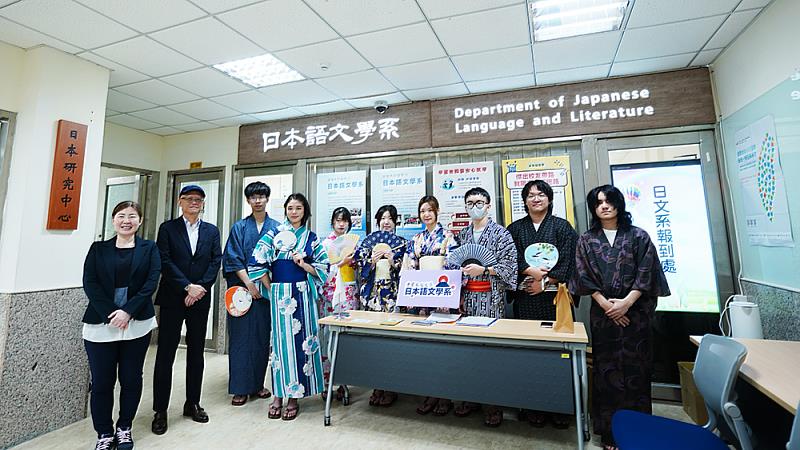 日文系更安排學長姐穿著浴衣擔任導覽志工，營造濃厚的日本文化氛圍，展現系所獨有的教學特色。