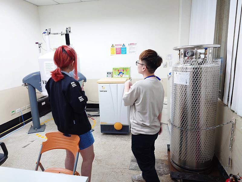 化學系帶領考生參觀實驗設備、實習工坊及斥資近千萬元設置的核磁共振實驗室。