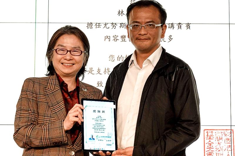 台灣尤努斯基金會董事長蔡慧玲(左)響應永續，頒贈電子感謝狀予鴻海精密工業中央智權總處處長林忠億(右)。