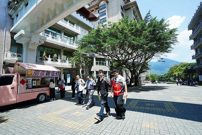 不少家長大表肯定,並對文化大學依山傍林、校園優雅舒適的環境留下深刻印象。