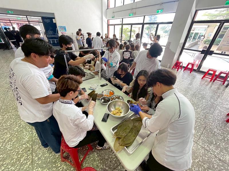 城市科大端午包粽活動