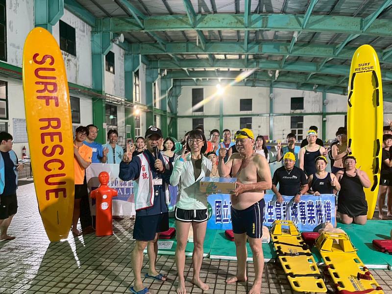 結訓-張嘉珍組長頒發獎勵予84歲參加救生員複訓檢驗的何金合先生。