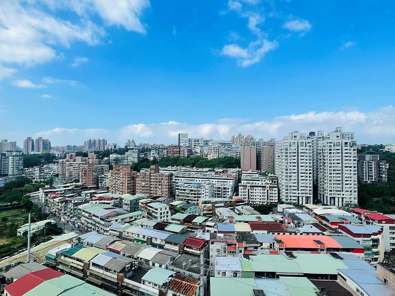 永慶表示，淡水站周遭開發較早，住宅屋齡偏大，再加上距離台北市市中心較遠，因此房價較為親民。