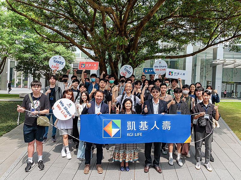 圖說2:圖說:凱基人壽分享永續經營、社會共好的設計理念,臺北科技大學資訊與財金管理系鄭麗珍教授(前排左3)率領師生,與凱基人壽人力資源部蔡明春副總(前排左2)、數位處梁晉嘉副總(前排左4)於總部大樓老榕樹前合影。