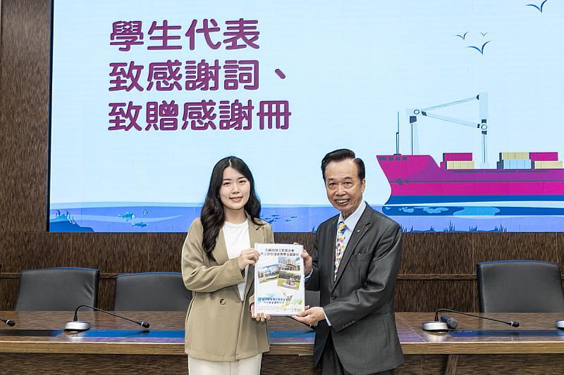 陳昱棋同學代表獲獎學金致贈感謝冊並發表感謝詞