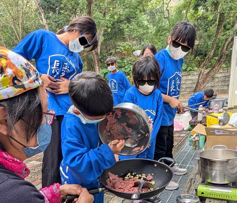 ▲育幼院孩子希望透過夢想行動發揮才藝學習的成果，親手準備餐點送給鄰里弱勢長者，讓孩子在接受幫助的同時，也學習回饋社會。（圖片來源：長愛家園）