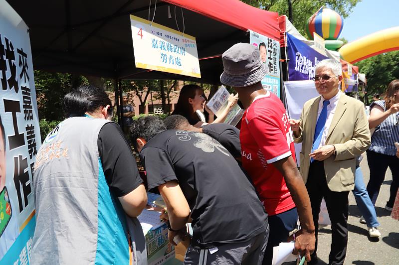 南華大學舉辦校園徵才， 嘉義縣政府勞工暨青年發展處也於現場設攤提供求職服務相關資訊。