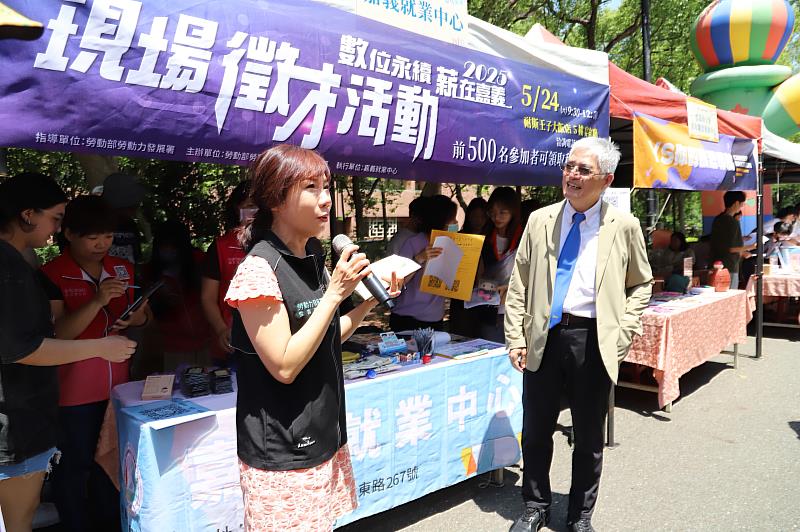 南華大學舉辦校園徵才，勞動部勞動署雲嘉南分署嘉義就業服務中心也於現場設攤，李奇玟主任介紹就業服務相關資訊。