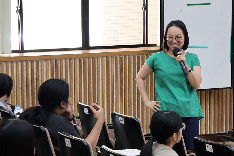 江設計師鼓勵南大師生「走自己的路,不要盲目追隨流行」,從關懷社會議題或自身興趣出發,發掘個人獨特性,並在工作中保有快樂與意義
