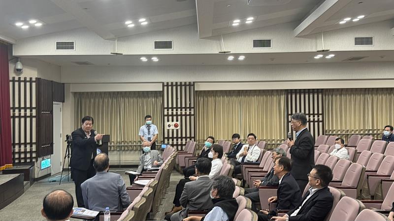 洪明奇校長主持專題演講，與校院同仁互動熱絡。