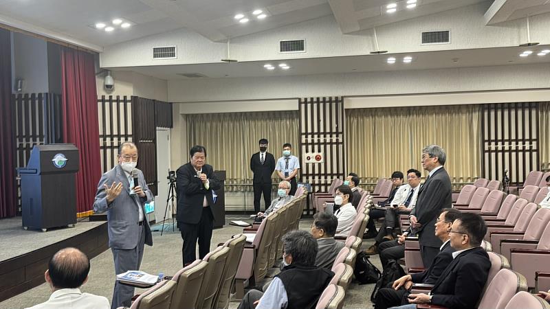 蔡長海董事長與校院同仁討論熱絡。