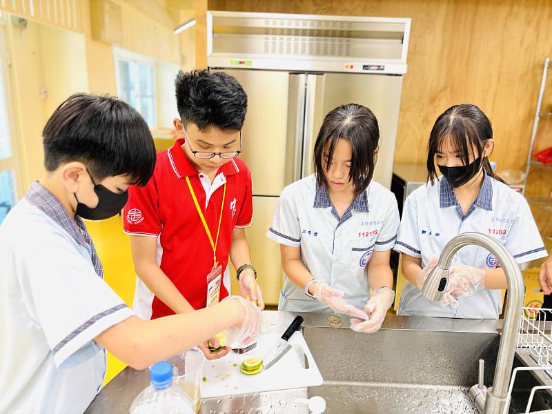嘉義縣推動國際教育有成，新加坡中正中學訪新港國中交流