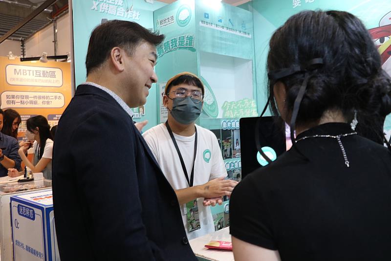 李天祥校長(左)駐足聆聽學生說明畢業製作的成果