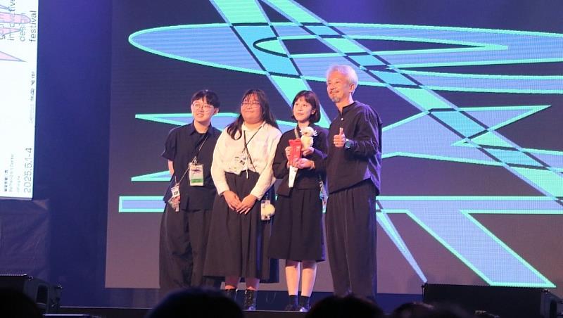 南臺科大劉千凡、陳鴻源老師共同指導視傳系學生作品「絨毛焦慮」獲頒數位多媒體與遊戲設計類最佳設計獎。