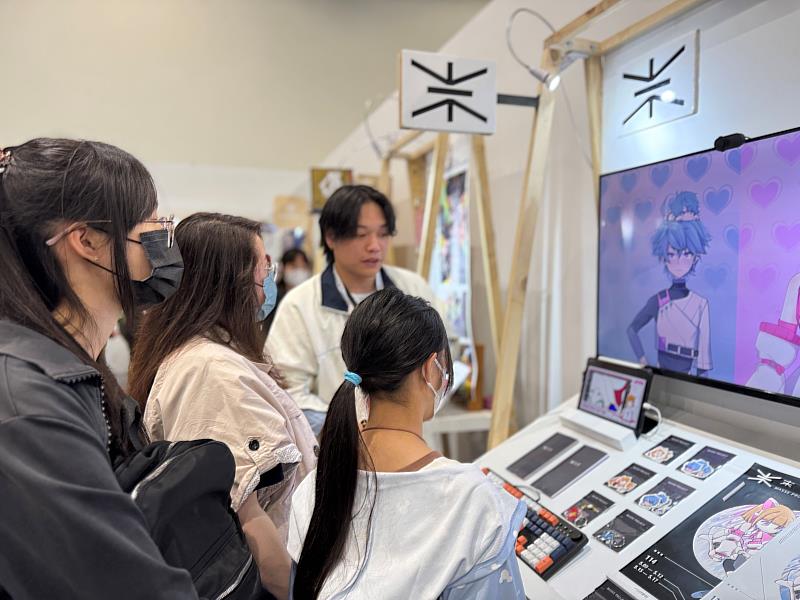 崑山科大創媒學院學生畢業聯展於放視大賞展出，吸引民眾駐足欣賞