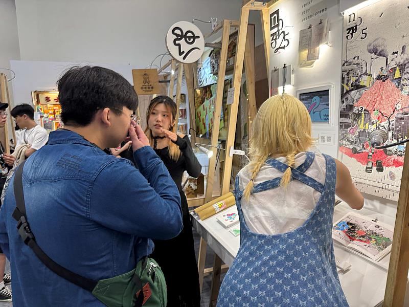 崑山科大創媒學院學生畢業聯展於放視大賞展出，吸引民眾駐足欣賞