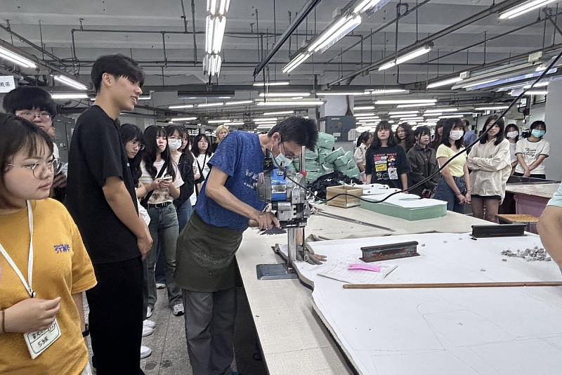 南大經管系透過安排學生走訪企業現場,強化對產業運作模式與永續經營理念的理解