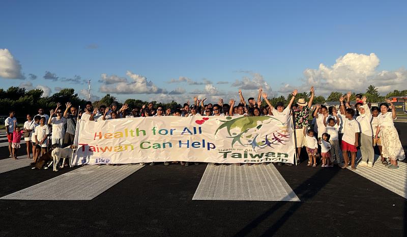 駐吐瓦魯國大使館於5月16日(週五)清晨在吐京機場的跑道，舉行支持我國參與「世界衛生組織」(WHO)健走活動，除我駐吐國大使林東亨夫婦率駐館、技術團與醫療團員眷參加外，並號召吐瓦魯各界逾百人共襄盛舉。