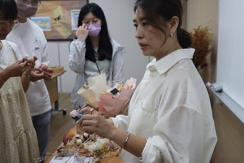 講師向南大同學示範花束設計與包裝方法,從花材搭配到包裝技巧,都細緻地進行指導