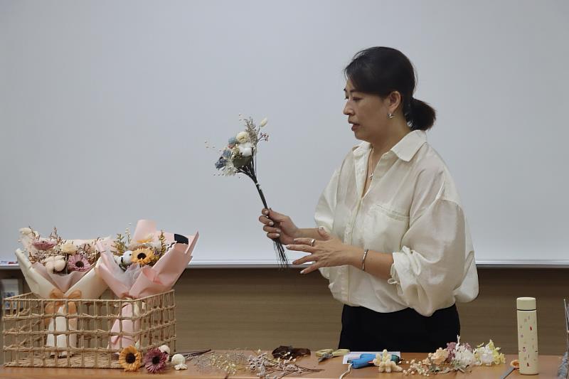 南大手作乾燥花束課程讓學生透過創作能將心中的祝福具象化