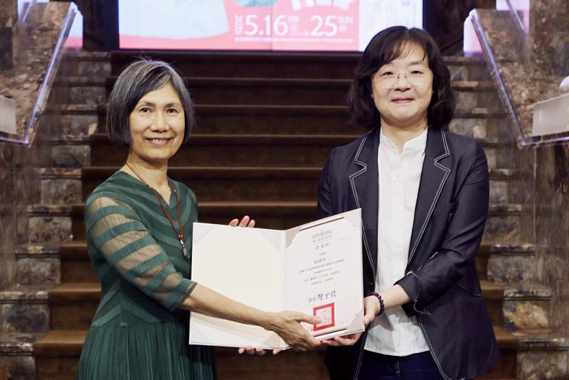 阮惠玫女士（左）捐贈祖母羅蓿於大正年間親手製作之婚服、婚飾，延續家族的情感，文化部次長徐宜君（右）頒贈感謝狀。