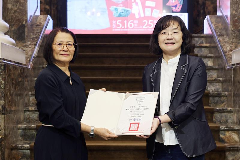 林慶棻女士(左)捐贈其母,建築師王秀蓮手繪建築圖,文化部次長徐宜君(右)頒贈感謝狀。