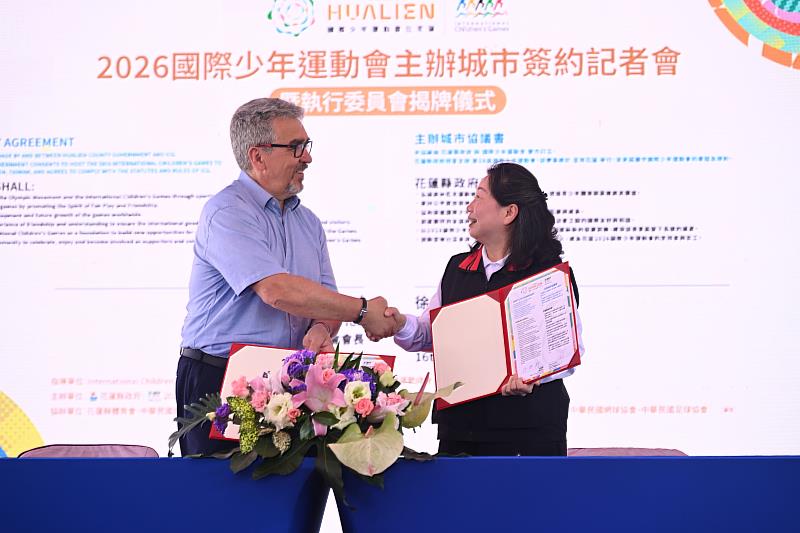 花蓮縣長徐榛蔚及國際少年運動會(ICG)會長Mr. Igor Topole簽署主辦城市合約。
