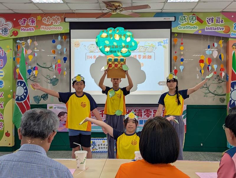 雲林縣團友會推動閱讀教育　贈書偏鄉學校並加碼送運動鞋
