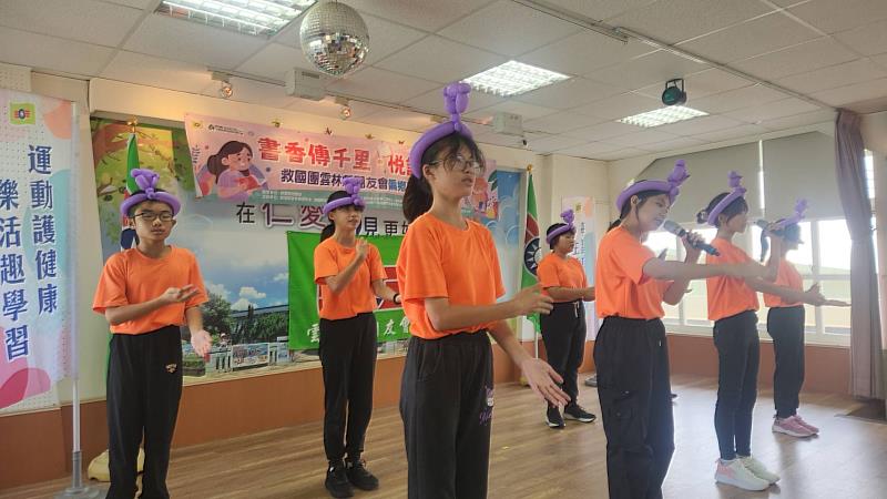 雲林縣團友會推動閱讀教育　贈書偏鄉學校並加碼送運動鞋-學童表演