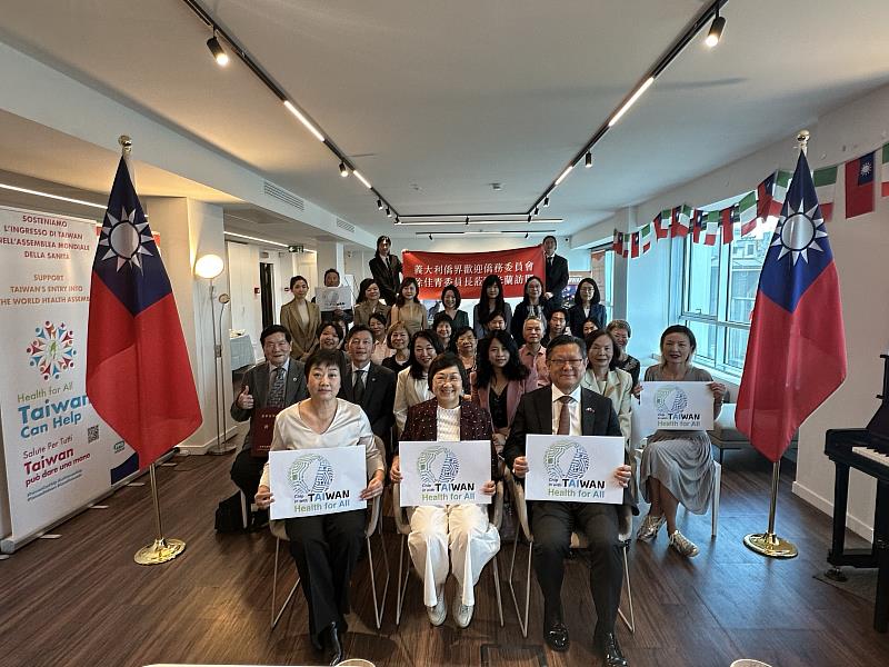 徐佳青主持主持義大利僑務座談會,並與義大利僑胞手持「Chip in With Taiwan Health for All」海報,共同籲請義大利各界支持臺灣參與WHA