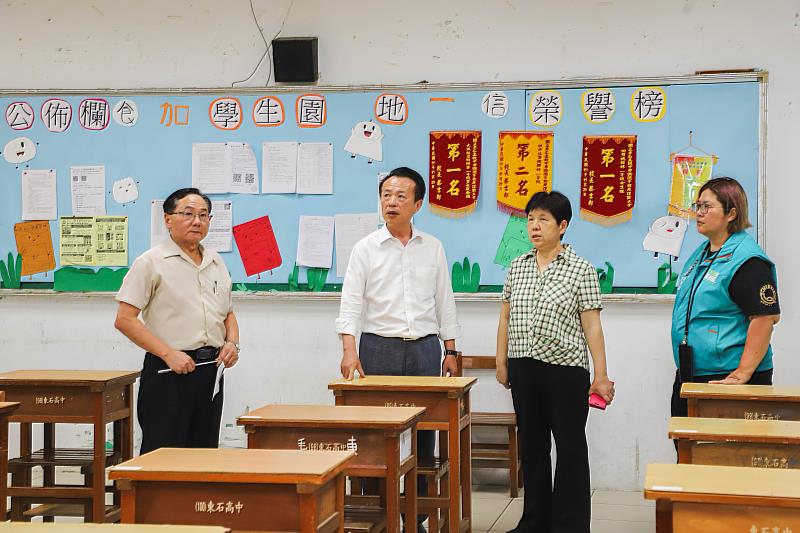 翁章梁視察東石高中會考場地，祝福學子應試順利-1