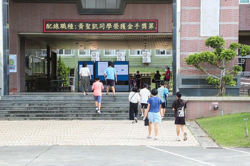 翁章梁視察東石高中會考場地，祝福學子應試順利-4