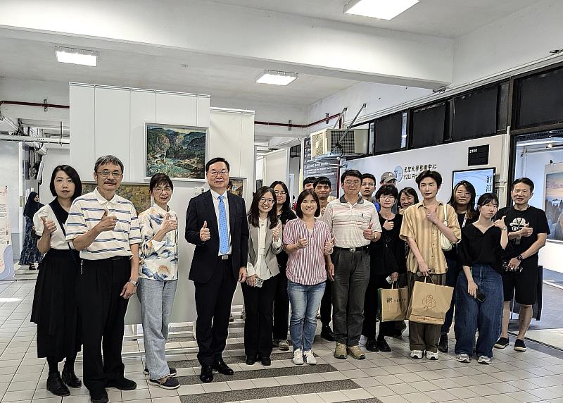 元智大學藝術中心展出《汩汩之島─原鄉‧異景‧流變》，開幕當天與會師生合影