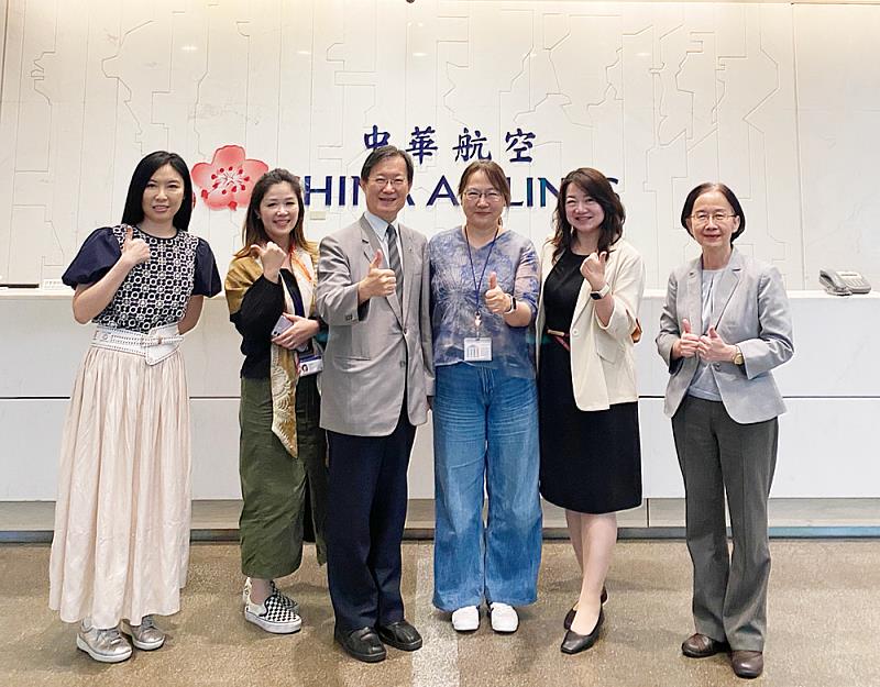 文化大學積極強化產學合作，拜訪中華航空。